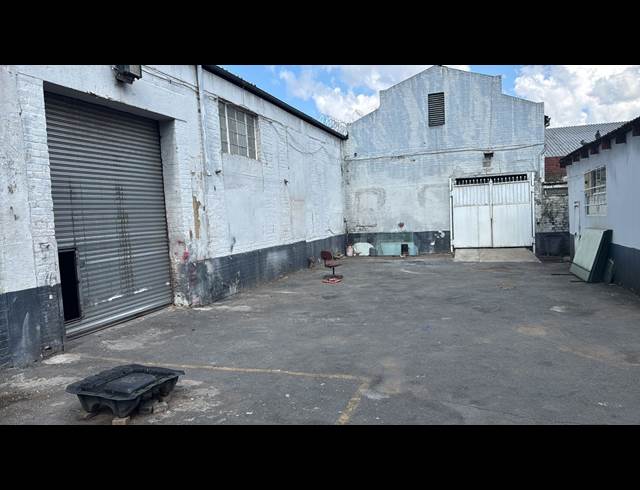 750M² WAREHOUSE TO LET IN CROWN