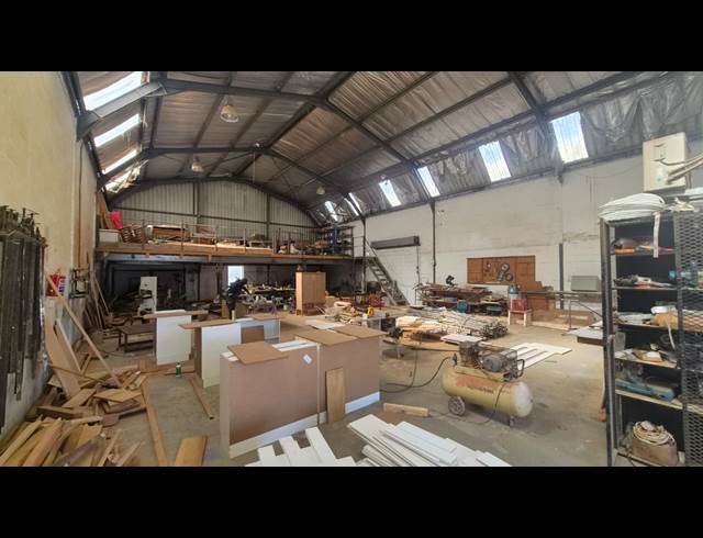 320M² WAREHOUSE TO LET IN RACING PARK