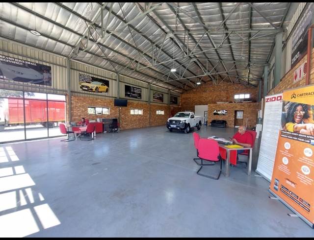 5,891M² SHOWROOM TO LET IN APEX