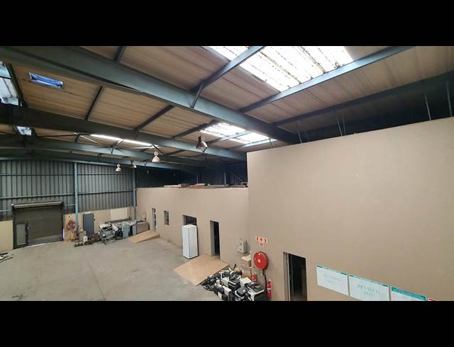 1,050M² WAREHOUSE TO LET IN FOUNDERS VIEW