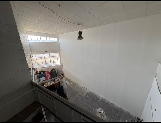 475M² SHOWROOM TO LET IN PAARDEN EILAND