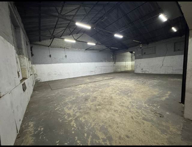 750M² WAREHOUSE TO LET IN CROWN