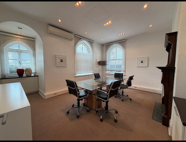217M² OFFICE TO LET IN WATERFRONT