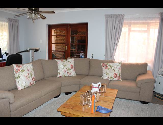 2 bed property to rent in VAN RIEBEECK PARK