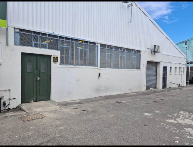 210M² WAREHOUSE RENTED IN RETREAT INDUSTRIAL