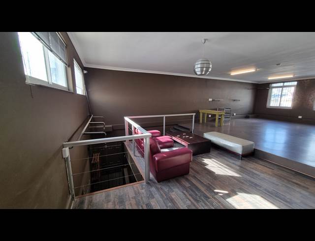 75M² BUSINESS TO LET IN WOODSTOCK