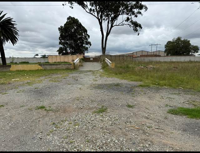 13,000M² INDUSTRIAL YARD TO LET IN COMET