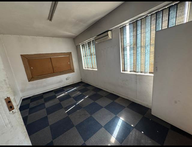 750M² WAREHOUSE TO LET IN CROWN