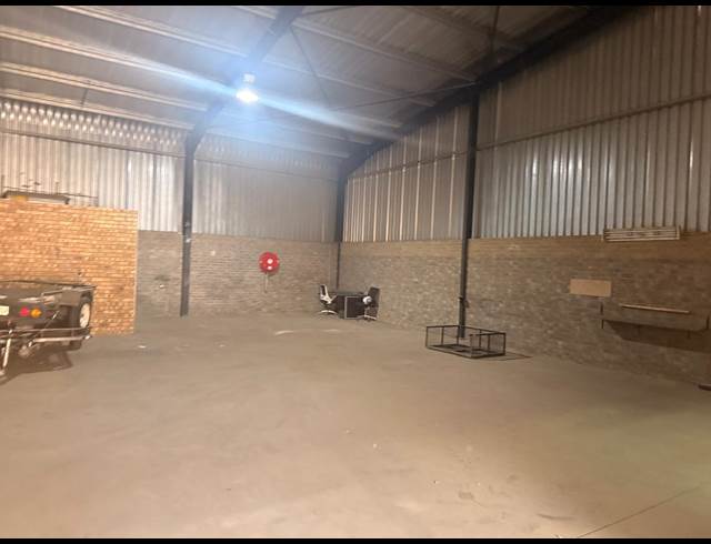 290M² WAREHOUSE TO LET IN APEX