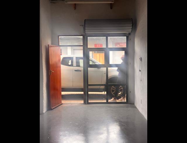 16.50M² BUSINESS TO LET IN WILLOW PARK MANOR