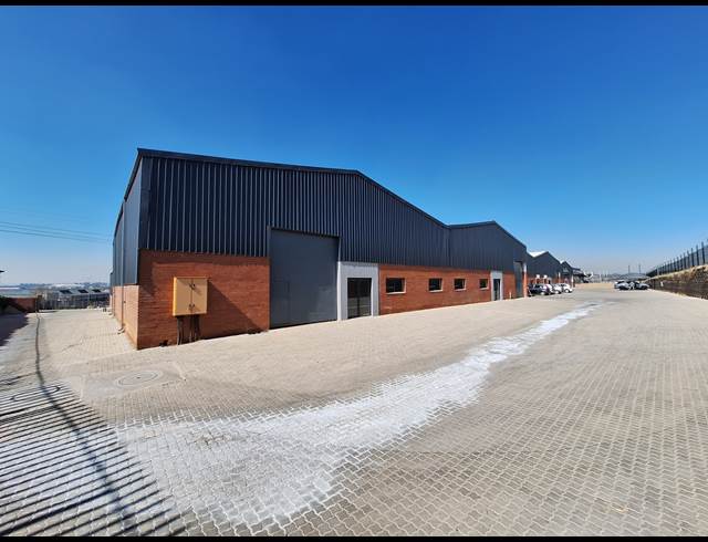 1,094M² WAREHOUSE TO LET IN COSMO BUSINESS PARK