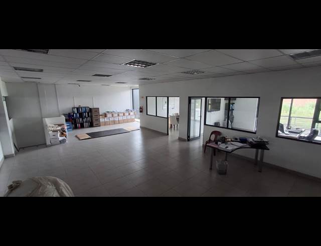 900M² WAREHOUSE TO LET IN APEX