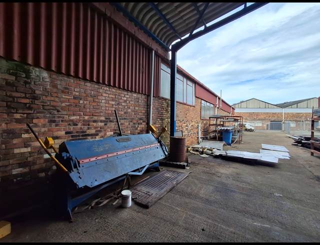 1,800M² WAREHOUSE TO LET IN WOODBROOK