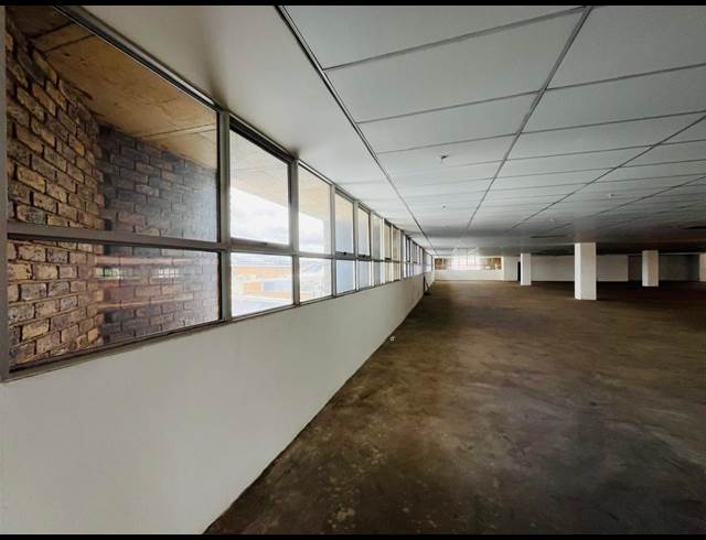 1,115M² OFFICE TO LET IN HALFWAY HOUSE