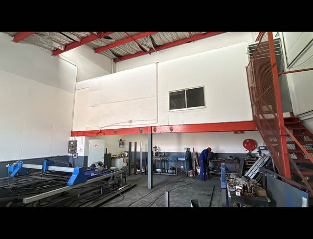 155M² WAREHOUSE TO LET IN JET PARK
