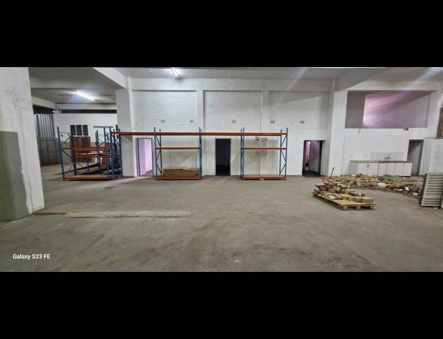 1,800M² WAREHOUSE TO LET IN TROYEVILLE
