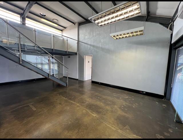450M² WAREHOUSE TO LET IN NORTH RIDING