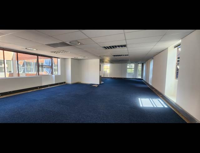 1,018M² OFFICE TO LET IN PARKTOWN