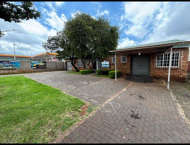 214M² SHOWROOM TO LET IN JET PARK