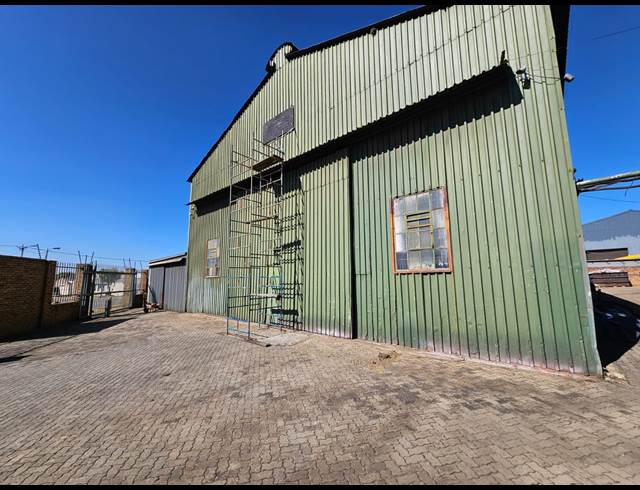 2,100M² WAREHOUSE TO LET IN VULCANIA