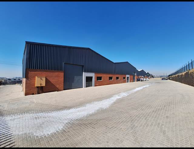 1,094M² WAREHOUSE TO LET IN COSMO BUSINESS PARK