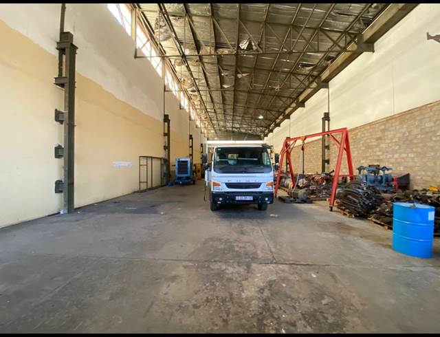 700M² WAREHOUSE TO LET IN LEA GLEN