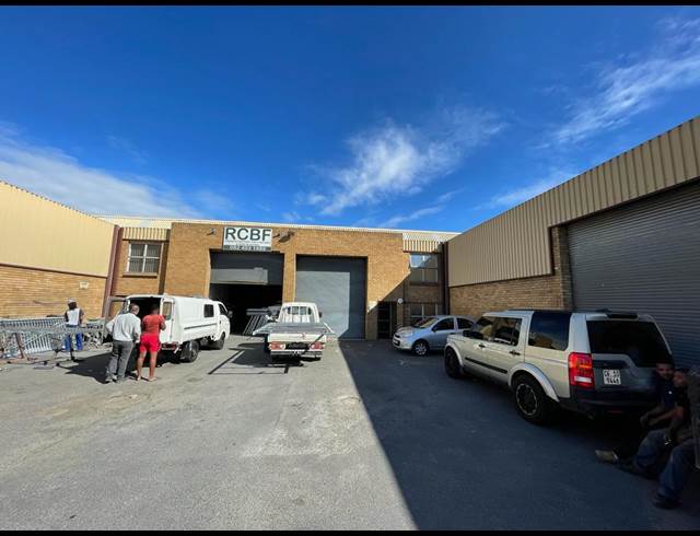 334M² WAREHOUSE RENTED IN STIKLAND INDUSTRIAL