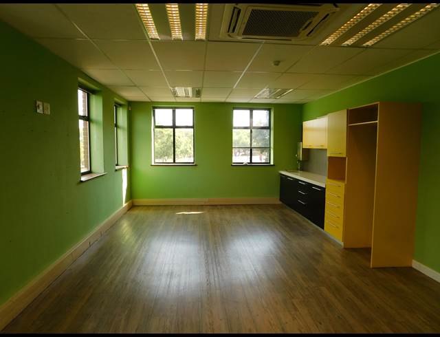 1,850M² OFFICE TO LET IN LYME PARK