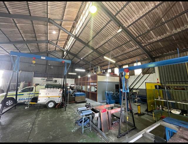 580M² WAREHOUSE TO LET IN TRIANGLE FARM
