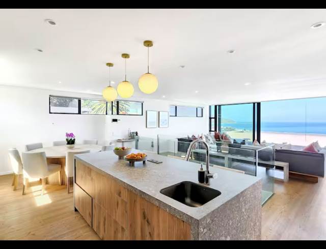 6 BEDROOM HOUSE TO LET IN CAMPS BAY