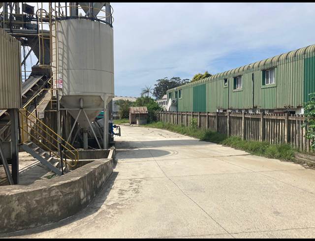 3,350M² INDUSTRIAL YARD TO LET IN SHAKAS ROCK