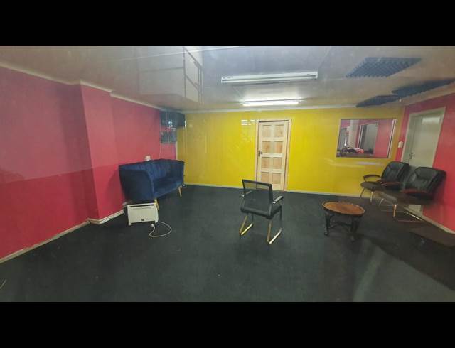 560M² WAREHOUSE TO LET IN JET PARK