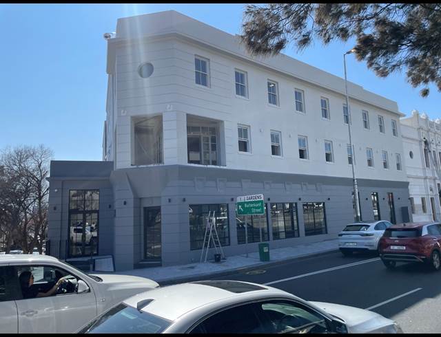 170M² SHOWROOM TO LET IN GARDENS