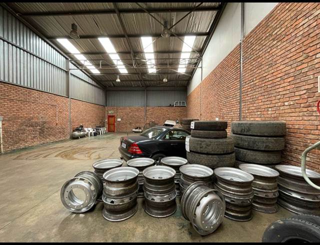530M² WAREHOUSE TO LET IN LASER PARK