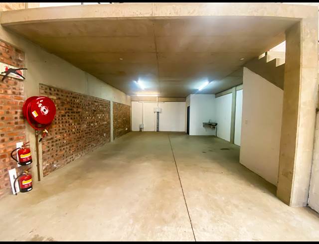 155M² WAREHOUSE TO LET IN CORNUBIA
