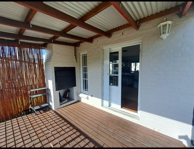 2 bed property to rent in VAN RIEBEECK PARK