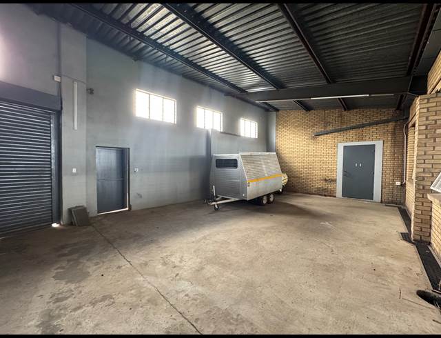 1,200M² WAREHOUSE TO LET IN ROODEPOORT CENTRAL