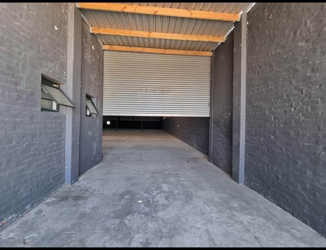 1,200M² WAREHOUSE TO LET IN TRIANGLE FARM