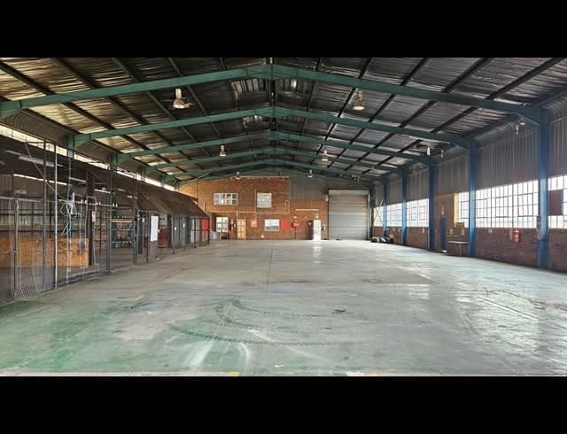 1,100M² WAREHOUSE TO LET IN HUGHES