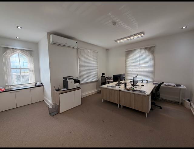 217M² OFFICE TO LET IN WATERFRONT