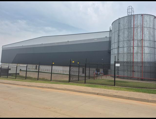 18,756M² WAREHOUSE TO LET IN LONGLAKE