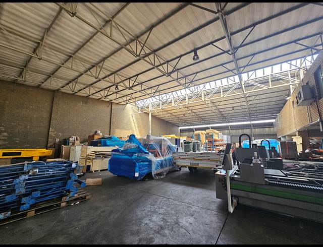1,415M² WAREHOUSE TO LET IN MEADOWDALE