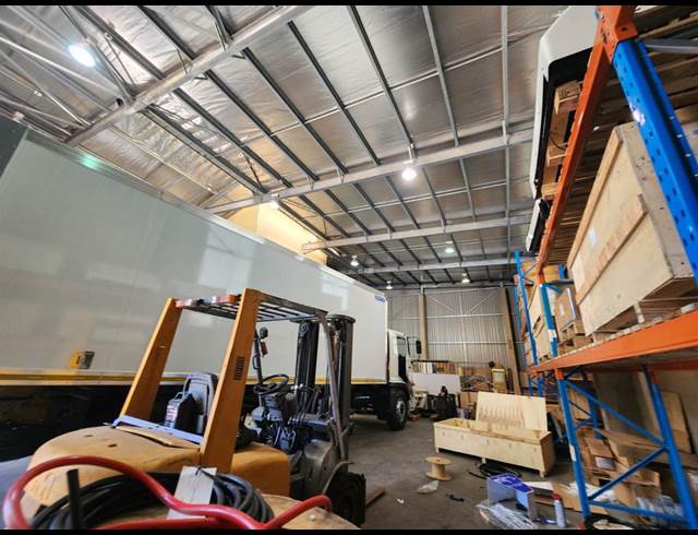1,135M² WAREHOUSE TO LET IN MAXMEAD