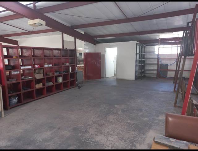 1,100M² WAREHOUSE TO LET IN CITY WEST