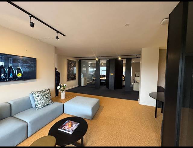 327M² SHOWROOM TO LET IN KRAMERVILLE