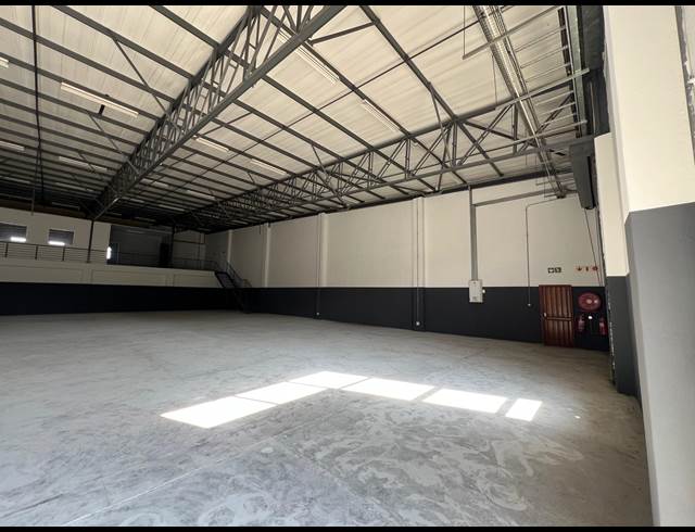 679M² WAREHOUSE TO LET IN LASER PARK