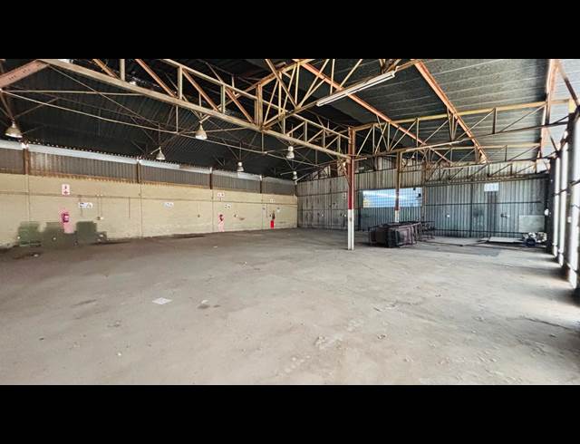 1,150M² WAREHOUSE TO LET IN CHAMDOR