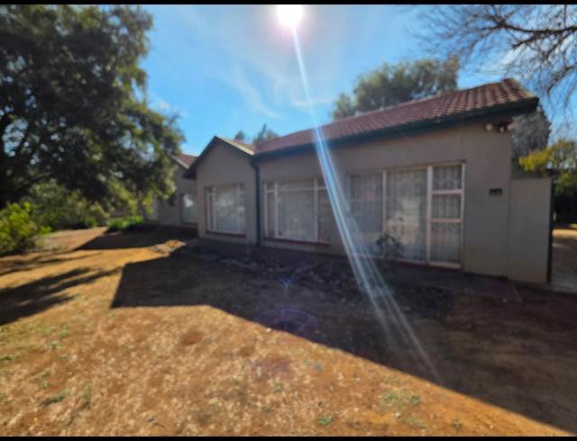 3 BEDROOM HOUSE TO LET IN FLORA GARDENS