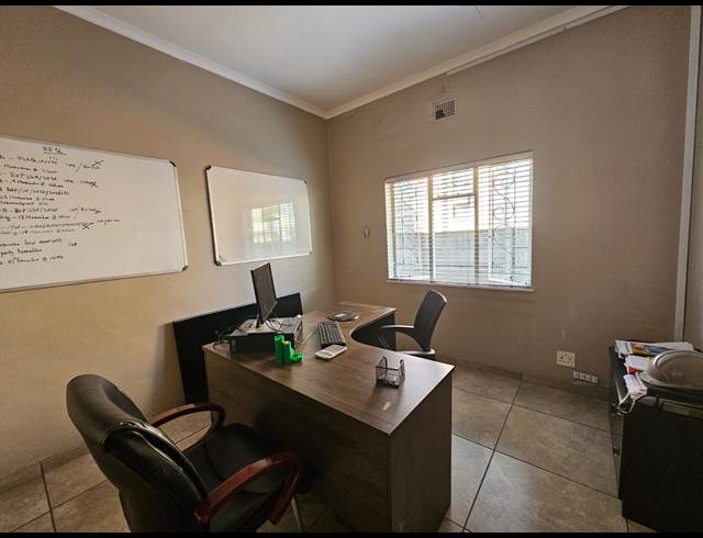 M² OFFICE TO LET IN CAPITAL PARK