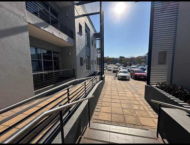 43M² CO-WORKING SPACE TO LET IN DIE HOEWES
